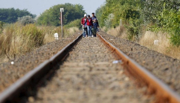Migranti siriani attraversano il confine tra Ungheria e Serbia