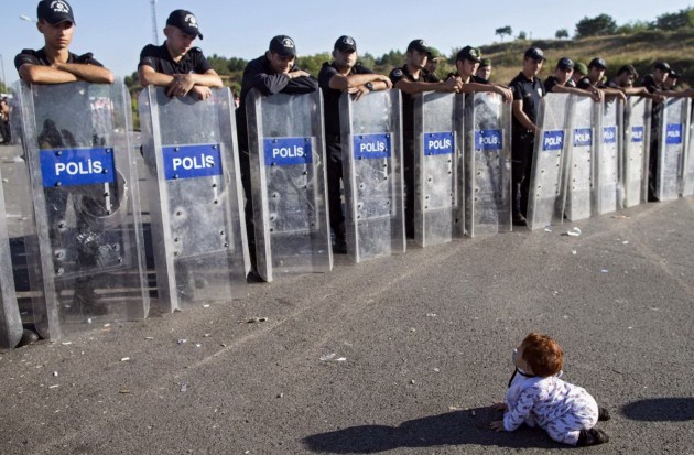 Bambina siriana di fronte alla polizia turca
