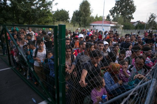 Polizia ungherese al confine serbo effettua controlli su rifugiati e migranti
