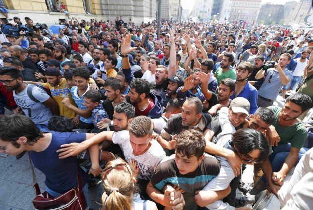 Budapest, chiusa la stazione: le proteste di migliaia di migranti accampati