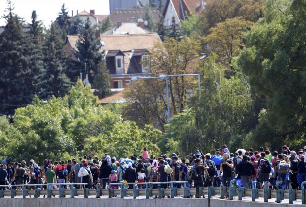 Ungheria, la marcia dei profughi: a piedi da Budapest a Vienna
