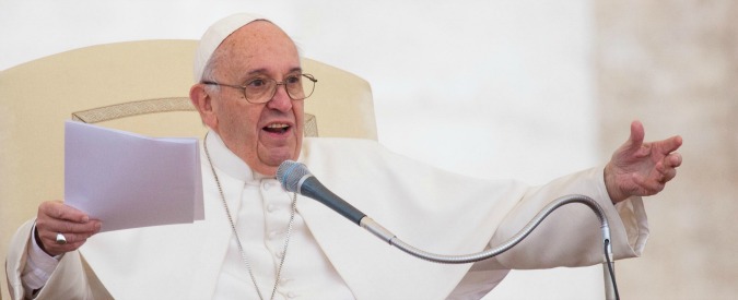 Papa Francesco, il vescovo ciellino di Ferrara: “Bergoglio deve fare la fine dell’altro Pontefice”
