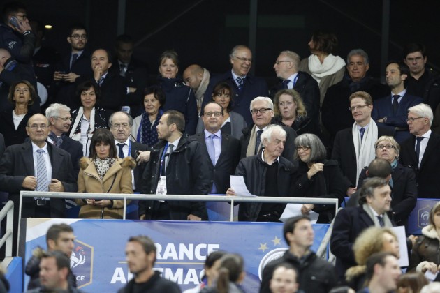 Hollande allo stadio nel momento in cui apprende la notizia degli attacchi a Parigi