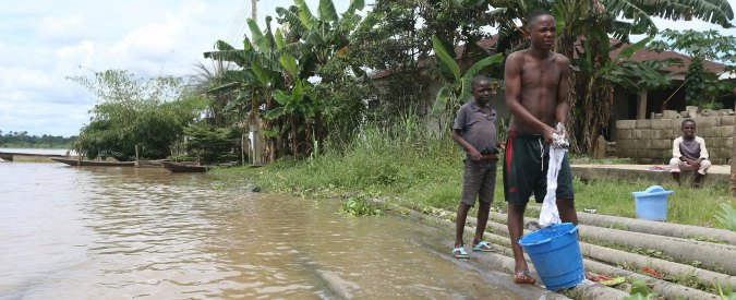 Nigeria, report di Amnesty International: “Acqua e campi inquinati dal petrolio. Shell ha mentito sulle bonifiche”