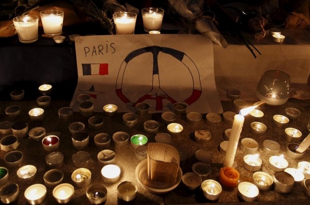 Attacchi Parigi, il mondo ricorda le vittime