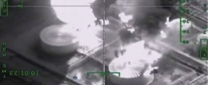 Siria, Turchia abbatte caccia russo: tre giorni prima Mosca aveva bombardato il petrolio di Isis. Con cui “Ankara fa affari”