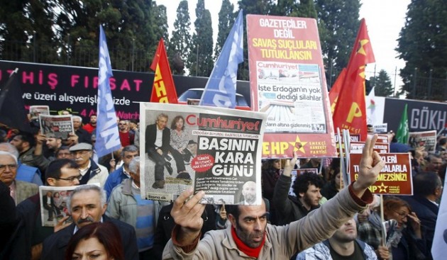 Turchia, proteste arresto giornalisti quotidiano Cumhuriyet a Istanbul