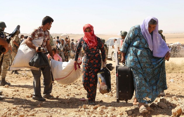 Siriani in fuga dalla guerra nel loro paese attraversano la Turchia