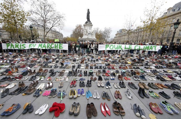Parigi, migliaia di scarpe in Place de la Republique per Conferenza Clima