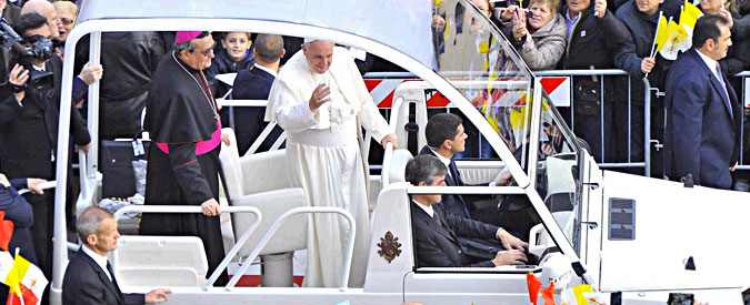 Papa Francesco a Prato: “Combattere fino in fondo cancro della corruzione e veleno dell’illegalità”