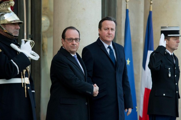 Francois Hollande incontra David Cameron al palazzo dell'Eliseo.