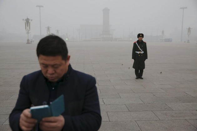 Lo smog soffoca Pechino