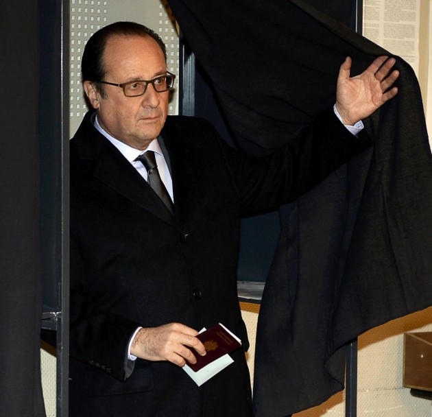 Il presidente francese Hollande vota alle elezioni regionali a Tulle