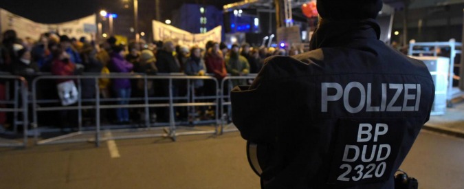 Colonia, incidenti e violenze a Lipsia Neonazisti attaccano negozi: fermi