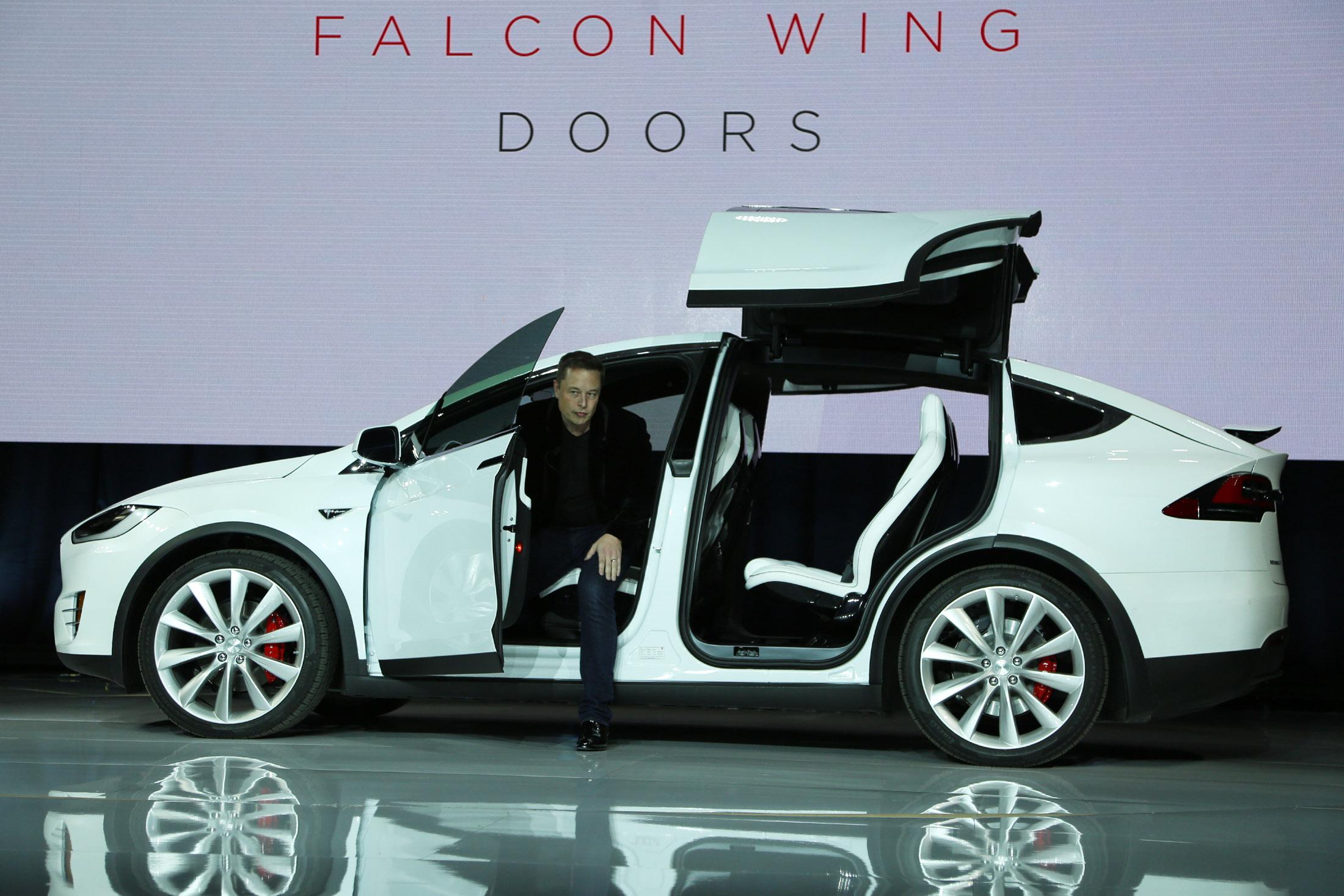 Tesla Model X, Elon Musk presenta la nuova elettrica