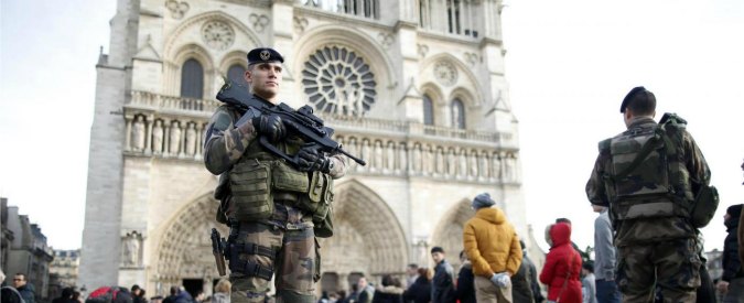 Parigi, “poliziotto spara ad assalitore a Notre Dame, quartiere evacuato”