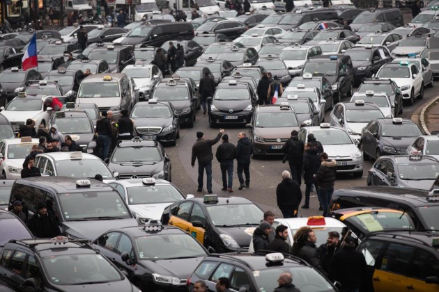 Violente proteste dei taxisti a Parigi contro Uber