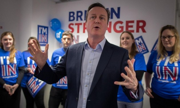 David Cameron con sostenitori del referendum sull'adesione della Gran Bretagna alla UE.
