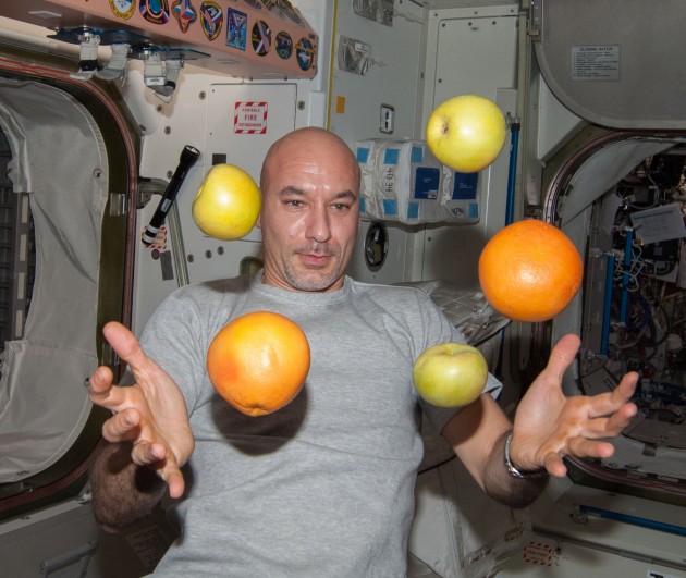 ISS-36_Luca_Parmitano_with_fresh_fruit_in_the_Unity_node