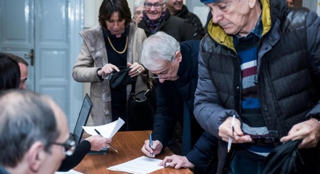 Giuliano Pisapia vota alle primarie del centrosinistra