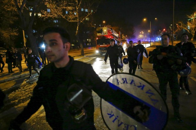 Ankara, autobomba contro convoglio di militari