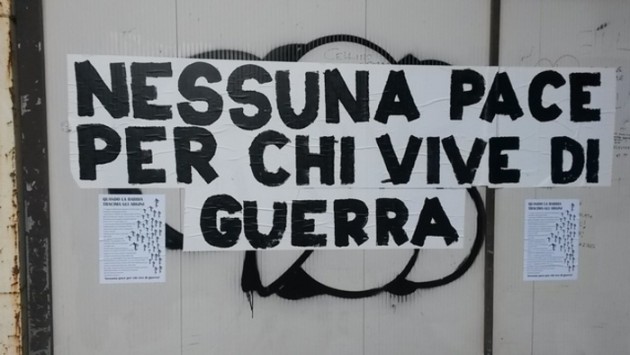 Scritta antimilitaristi piazza Carmine Cagliari