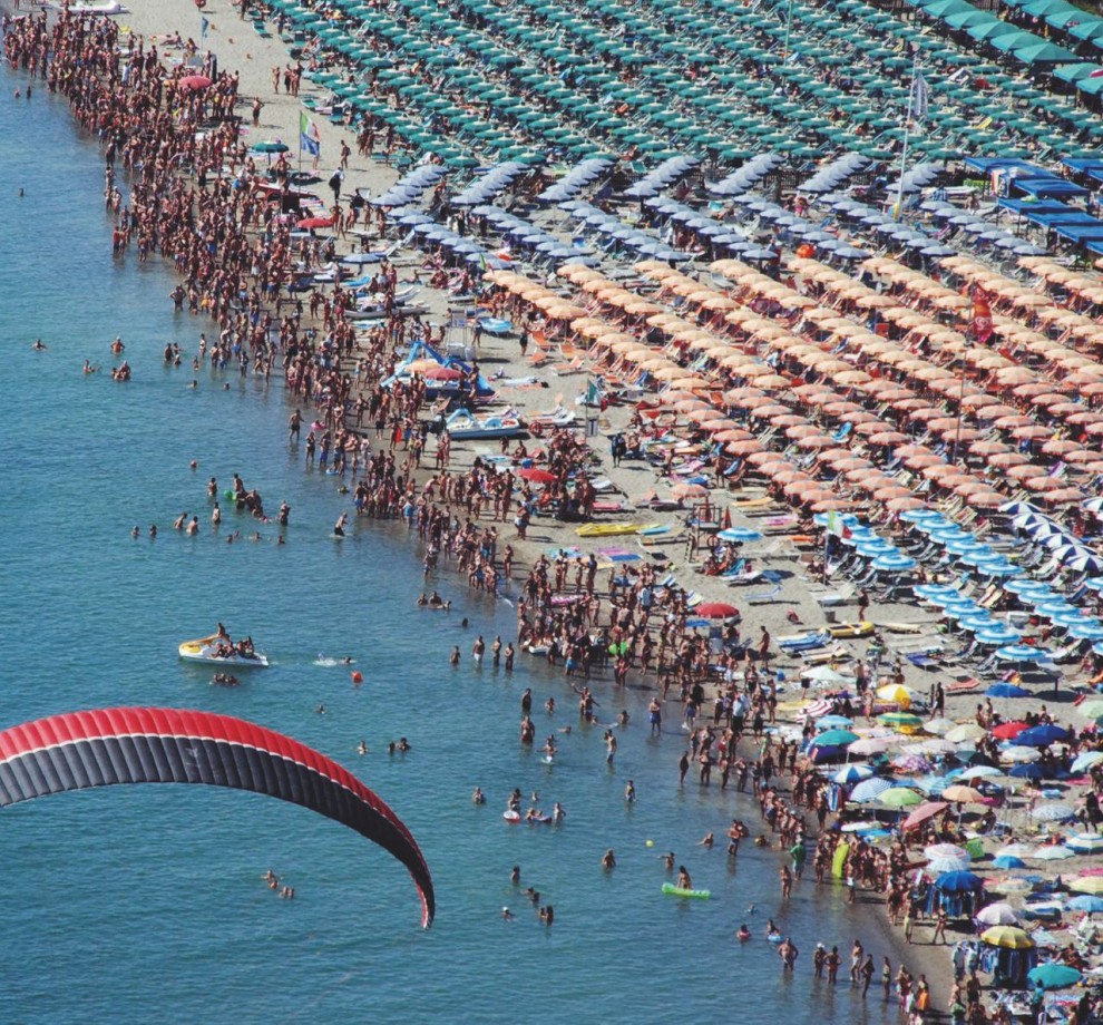 Battigia occupata - 250.000 persone hanno invaso il mare da Carrara al Litorale pisano lo scorso anni con un Mega Tuffo per dire ''No alle Aste per Salvare il Turismo Balneare'' - Ansa