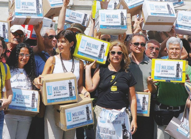 Inascoltati  -  Consegna di oltre un milione di firme per 3 referendum per l'acqua pubblica alla Cassazione  -  LaPresse