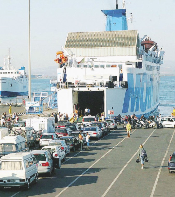 Auto a Piombino in attesa di imbarcarsi per l’Elba - Ansa