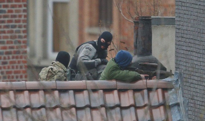 Senza quartiere - Agenti anti-terrorismo sui tetti del quartiere di Forest, a Bruxelles - Ansa