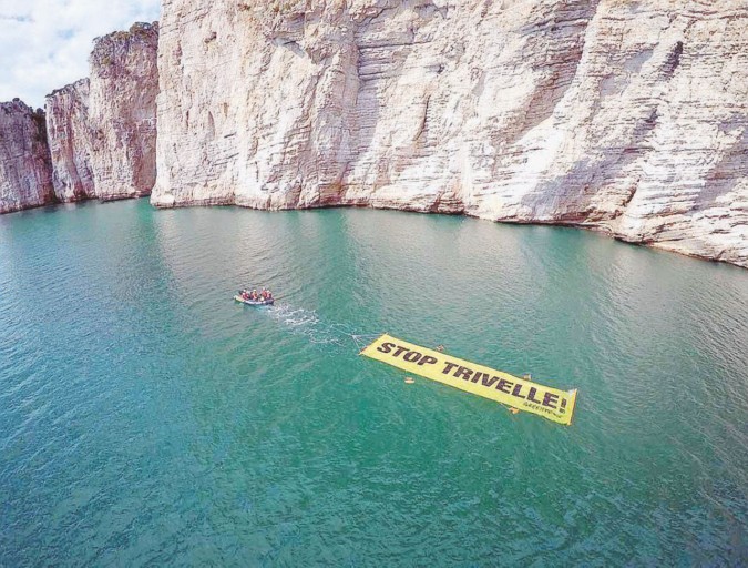 Trivelle: Greenpeace in azione sulla Montagna Spaccata, 'il 17 aprile vota si''