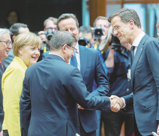 Soddisfatti - La cancelliera Merkel con i primi ministri Davutoglu (di spalle) Cameron e Rutte - Ansa