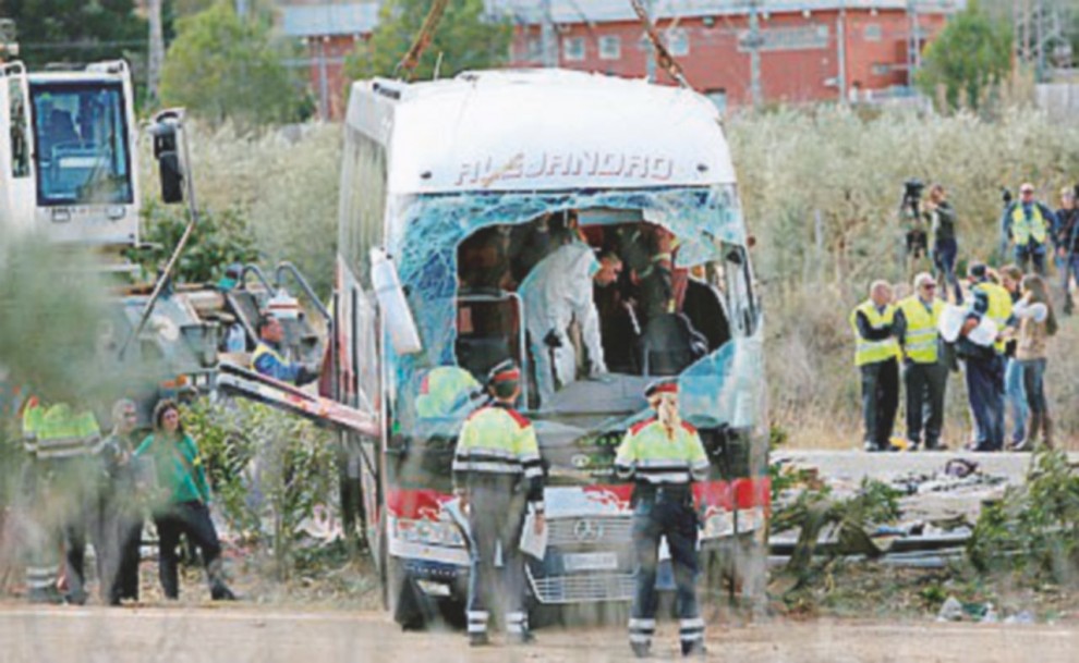 Il pullman degli studenti dopo lo schianto -  LaPresse