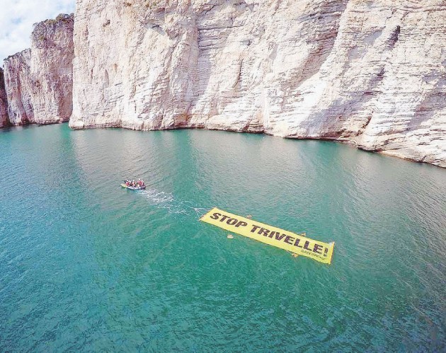 Trivelle: Greenpeace in azione sulla Montagna Spaccata, 'il 17 aprile vota si''