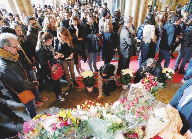 Fiori per le vittime all’Università di Barcellona e Matteo Renzi all’ospedale di Tortosa - Ansa