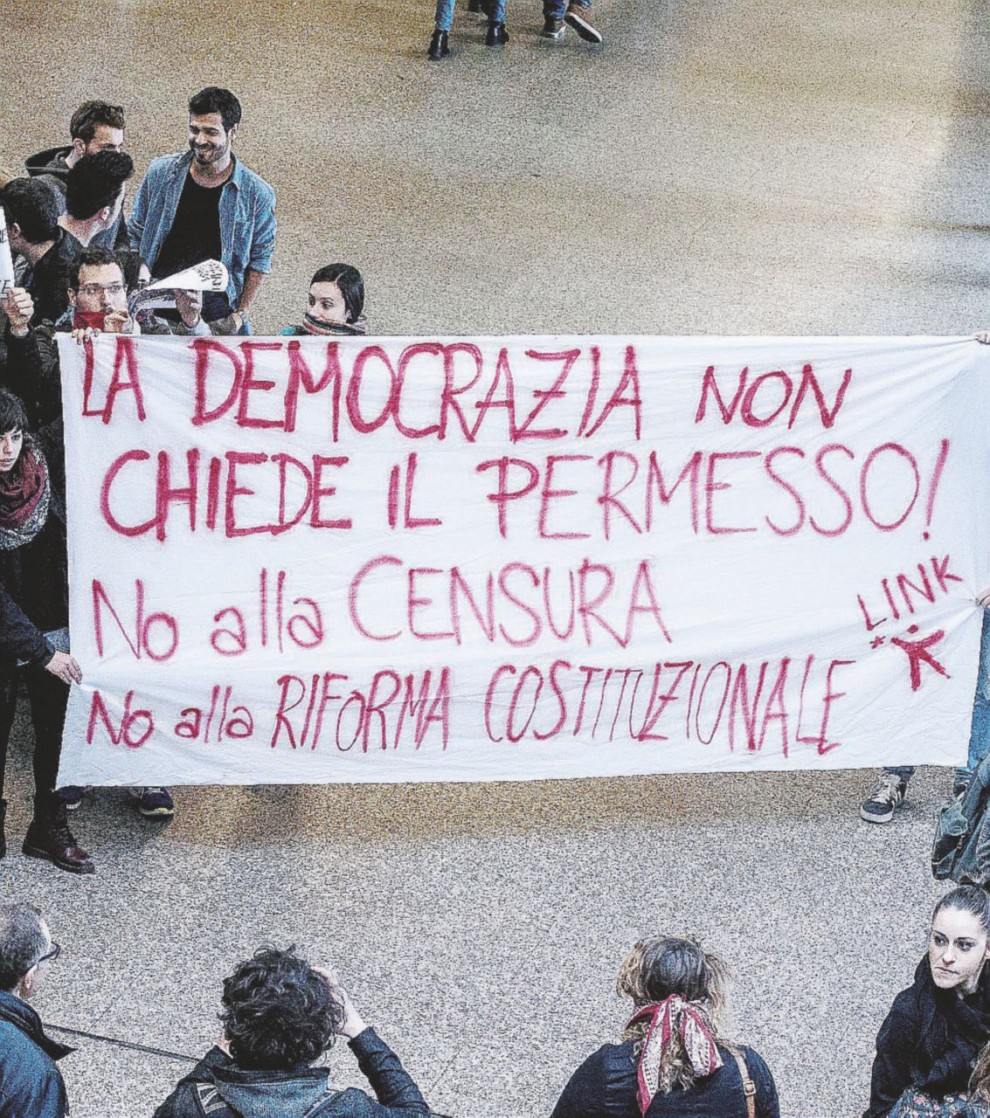 Lo striscione contro Maria Elena  Boschi a La Sapienza - Ansa