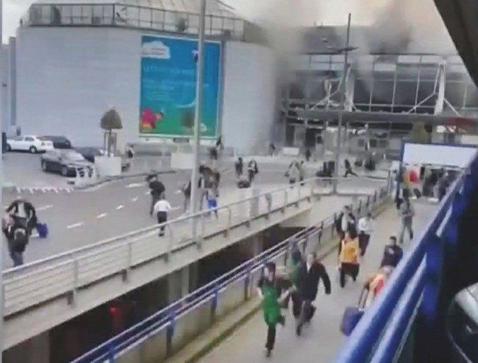 Fuga disperata - Viaggiatori scappano dall’aeroporto - Reuters