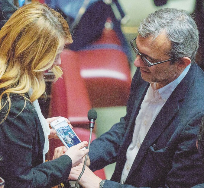 Selfie - Giorgia Meloni mostra a Roberto Giachetti una foto di loro due, amici ma sfidanti alle Comunali - Ansa