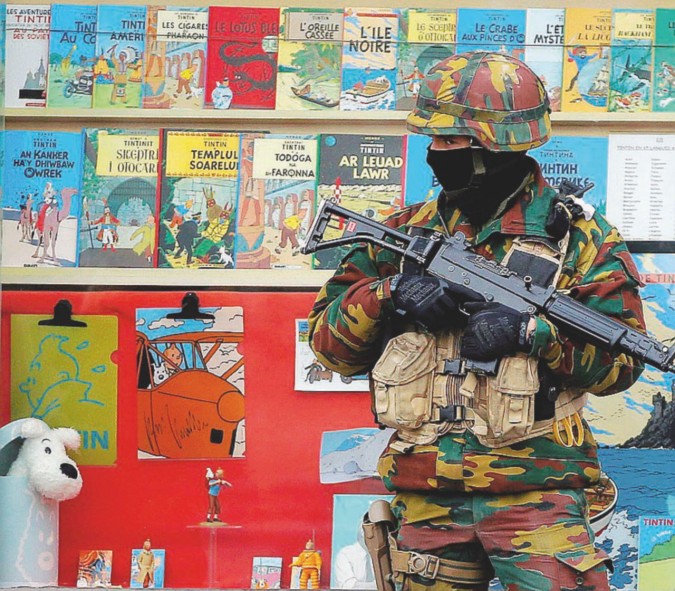 I controlli - Un militare belga davanti ai fumetti di Tin Tin - Reuters