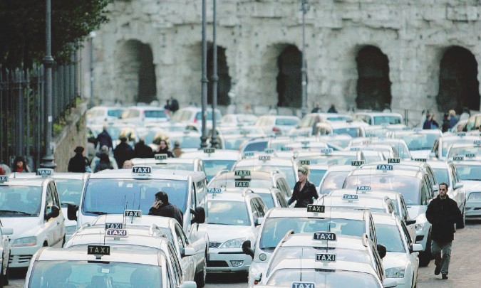 TAXI: A ROMA TASSISTI INVADONO PIAZZA DEL CAMPIDOGLIO