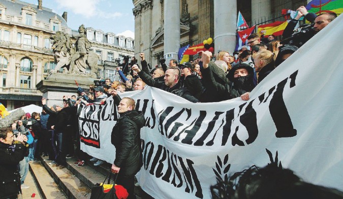 Neonazisti in piazza della Borsa - Ansa