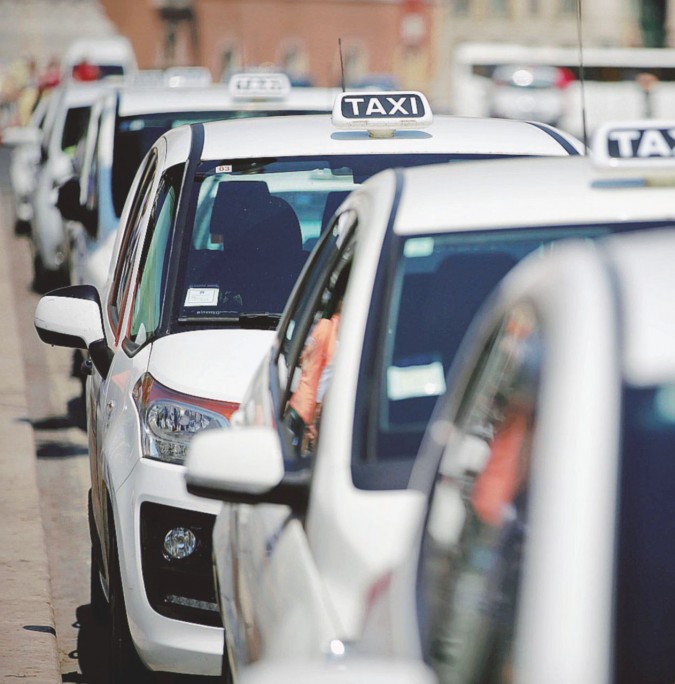 Fila letale - Taxi a Roma - LaPresse