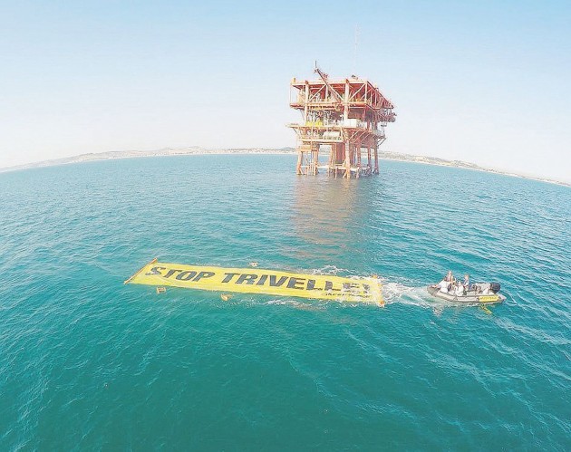 In mare - La campagna di Greenpeace contro le trivelle - Ansa