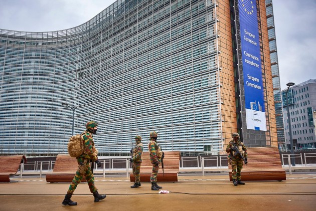Attentato Bruxelles - Esercito belga presidia l'ingresso della commissione europea
