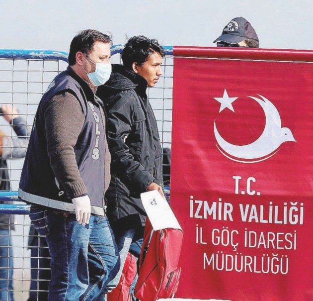 Rifugiati scortati dalla  polizia turca  dopo il loro  arrivo dalla  Grecia -  Ansa