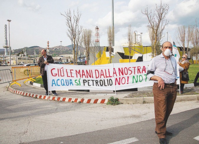 - La manifestazione del Movimento Cinque stelle al Centro oli di Viggiano, in Val d’Agri - LaPresse