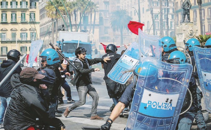 Contestato - I disordini dei movimenti ieri a Napoli per la visita del premier in città - LaPresse