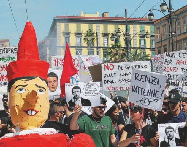 Pinocchio - Il burattino simbolo della protesta contro Renzi, ieri a Napoli. 