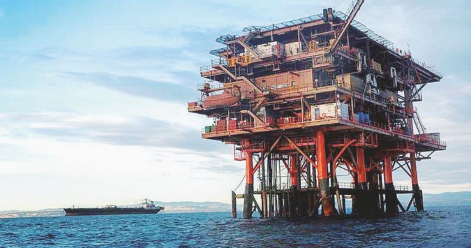Una delle piattaforme per l’estrazione del petrolio in mare, di proprietà di Edison e di Eni - Ansa