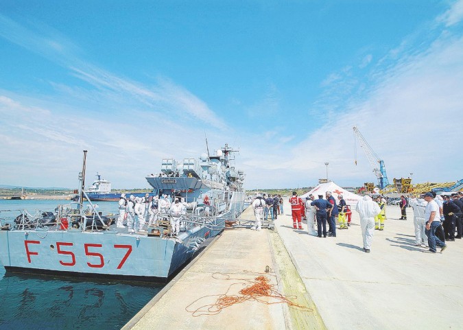 Sbarchi, la nave Fenice della Marina Militare arriva al porto di Augusta